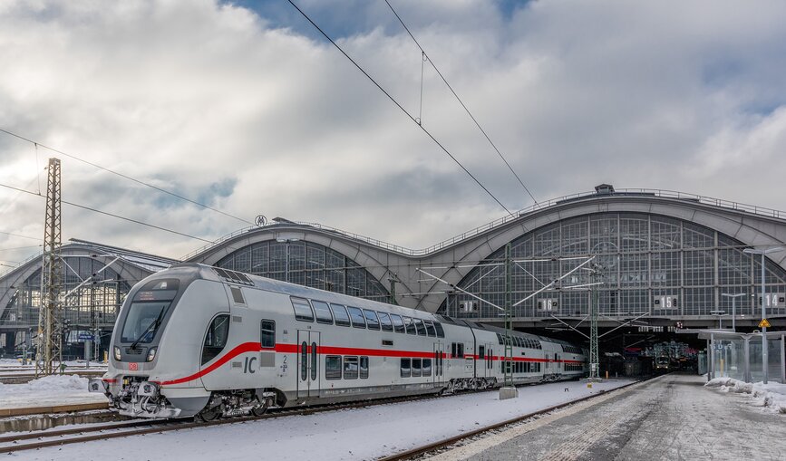 Ein InterCity 2 (Twindexx) verlässt den Hauptbahnhof Leipzig 