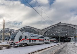 Ein InterCity 2 (Twindexx) verlässt den Hauptbahnhof Leipzig 