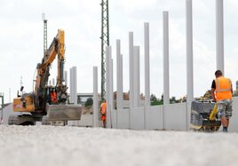 Symbolbild: Bauarbeiten für eine neue Lärmschutzwand