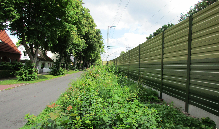 Lärmschutzwände verringern den Schienenverkehrslärm nachhaltig.