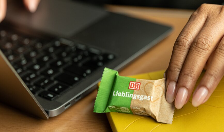 Die „Lieblingsgast“-Schokolade wird in allen IC und ICE verteilt.
