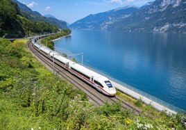 Ein ICE 4 auf dem Weg nach Chur am Walensee bei Murg.