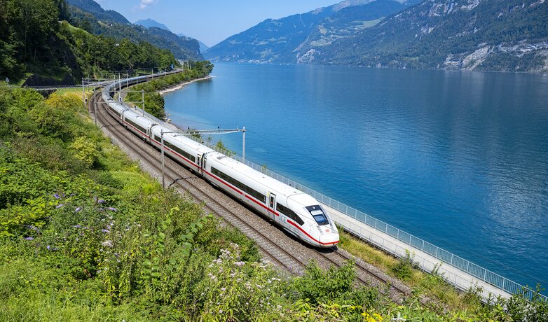 Ein ICE 4 auf dem Weg nach Chur am Walensee bei Murg. | © Deutsche Bahn AG / Dario Häusermann