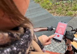 Eine Frau nutzt die Fahrrad-App "DB Rad+"