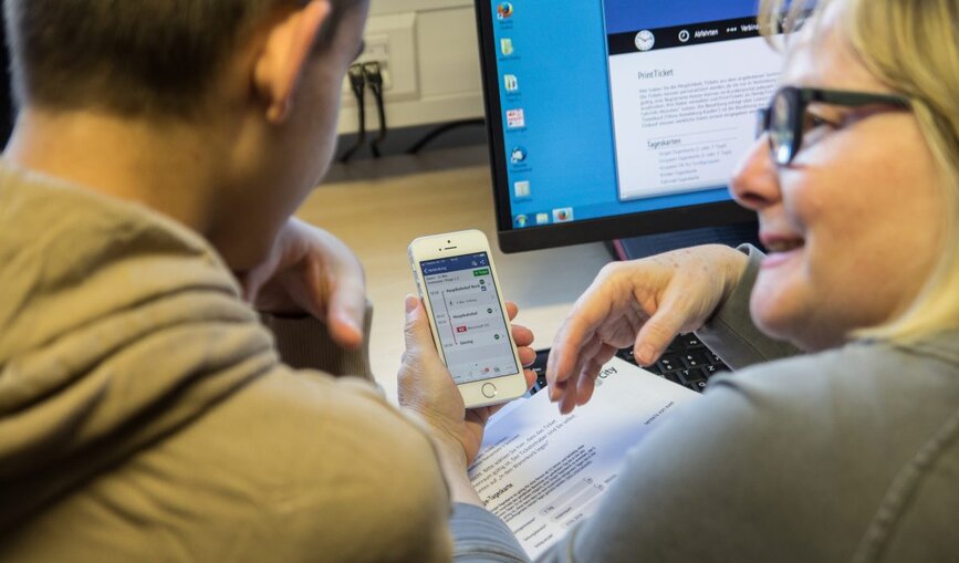 Beim Projekt "transfer" treffen Jugendliche auf Senior:innen und vermitteln ihnen, wie sie mit dem Smartphone und ÖPNV-Apps umgehen