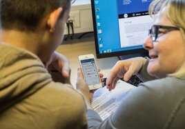 Beim Projekt "transfer" treffen Jugendliche auf Senior:innen und vermitteln ihnen, wie sie mit dem Smartphone und ÖPNV-Apps umgehen