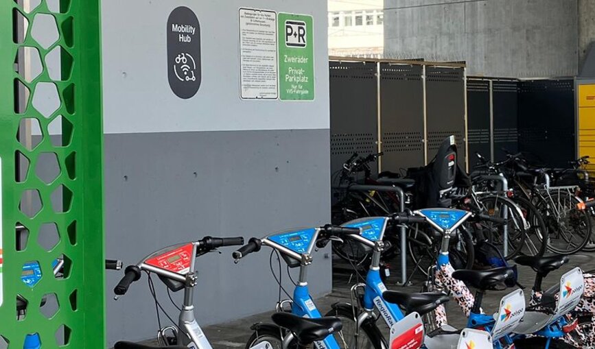 Am Mobility-Hub in Zuffenhausen treffen Reisende auf eine breite Auswahl an Sharing-Angeboten – von Leihrädern über E-Scooter bis hin zum Carsharing.