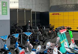 Am Mobility-Hub in Zuffenhausen treffen Reisende auf eine breite Auswahl an Sharing-Angeboten – von Leihrädern über E-Scooter bis hin zum Carsharing.