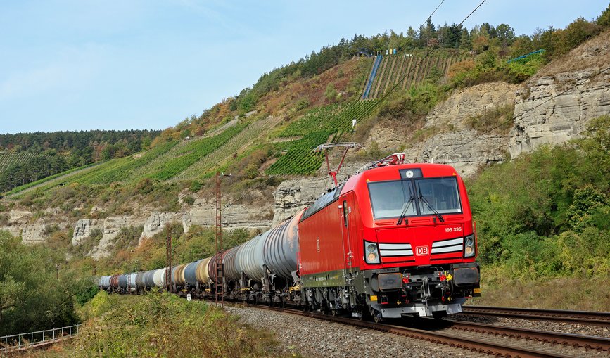 DB Cargo mit einer Vectron Baureihe 193 bei der Traktion eines Kesselwagenzuges im Maintal