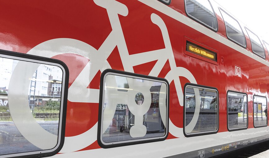 DB Regio Doppelstockwagen mit gekennzeichnetem Fahrradabteil