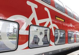 DB Regio Doppelstockwagen mit gekennzeichnetem Fahrradabteil