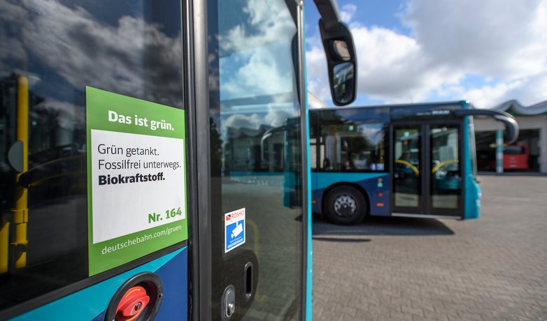 Ein mit klimafreundlichem Biokraftstoff fahrender Bus im Netz Ostholstein Süd. | © DB AG / Marc-Oliver Schulz