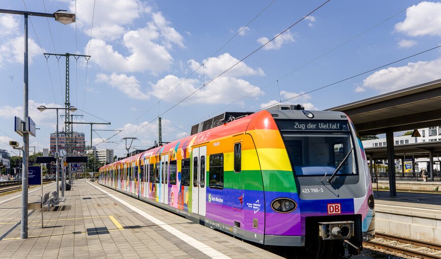 Der regenbogenbunte Zug der Vielfalt