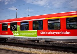 Ein Fahrzeug der Südostbayernbahn mit Biokraftstoff.