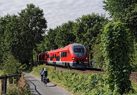 Ein Zug von DB Regio und Fahrräder auf einem Radweg