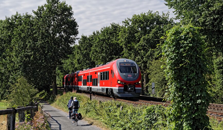 Ein Zug von DB Regio und Fahrräder auf einem Radweg