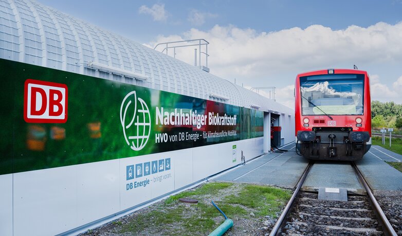 Immer mehr Züge von DB Regio fahren mit klimafreundlichem Biokraftstoff HVO (Hydrotreated Vegetable Oil).  | © Deutsche Bahn AG / Adam Özdemir
