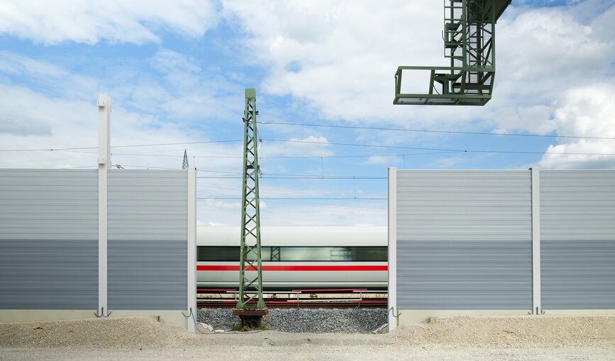 Bau von Lärmschutzwänden an Zugstrecke