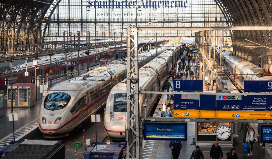 Zugverkehr morgens in Frankfurt am Main Hauptbahnhof
