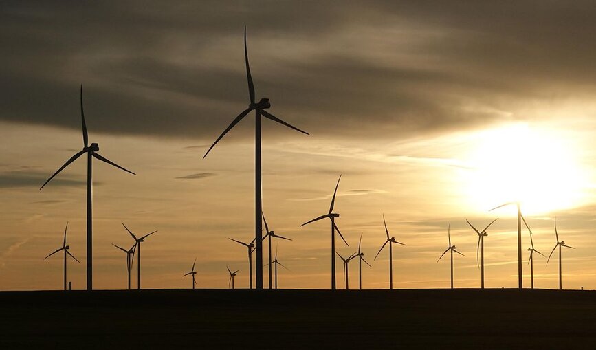 Panorama-Aufnahme Windpark bei Sonnenuntergang