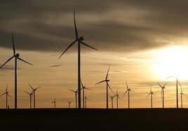 Panorama-Aufnahme Windpark bei Sonnenuntergang