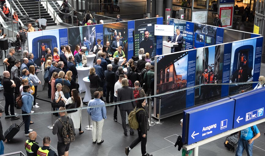 Eröffnung der Fotoaustellung "Lebensader Bahn – Ukrainische Eisenbahnerinnen und Eisenbahner im Krieg" im Berliner Hauptbahnhof 