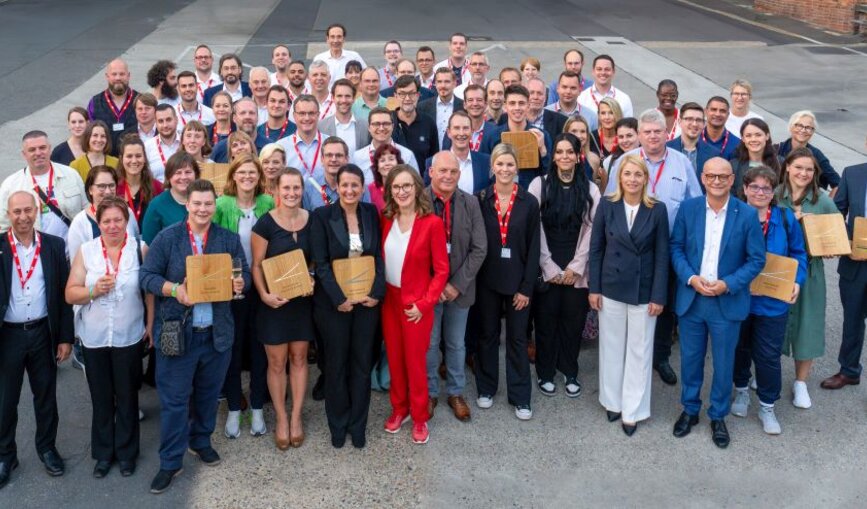 Alle Preisträgerinnen und Preisträger der DB Award-Verleihung zusammen mit den Vorständen der Deutschen Bahn