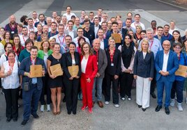 Alle Preisträgerinnen und Preisträger der DB Award-Verleihung zusammen mit den Vorständen der Deutschen Bahn