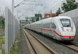 ICE 4 Baureihe 412 bei der Durchfahrt durch Erlangen-Bruck.