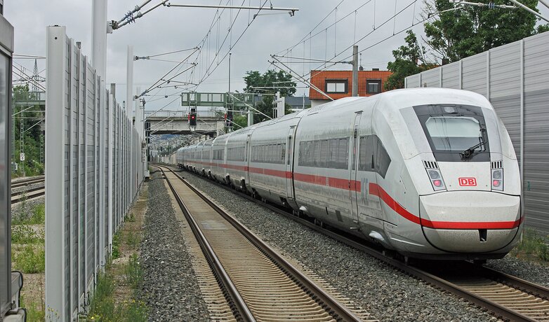ICE 4 Baureihe 412 bei der Durchfahrt durch Erlangen-Bruck. | © DB AG / Claus Weber