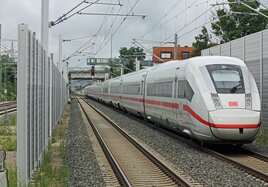 ICE 4 Baureihe 412 bei der Durchfahrt durch Erlangen-Bruck.