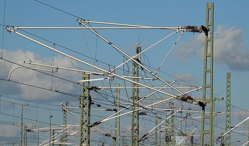 Oberleitungsmasten an Bahnstrecke