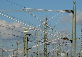 Oberleitungsmasten an Bahnstrecke