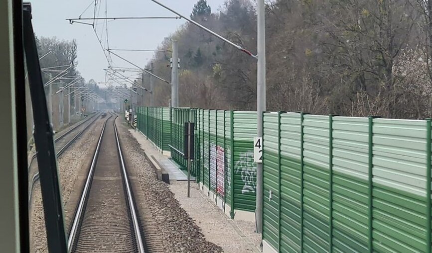 Eine Lärmschutzwand bei München Rosenheim-Kufstein