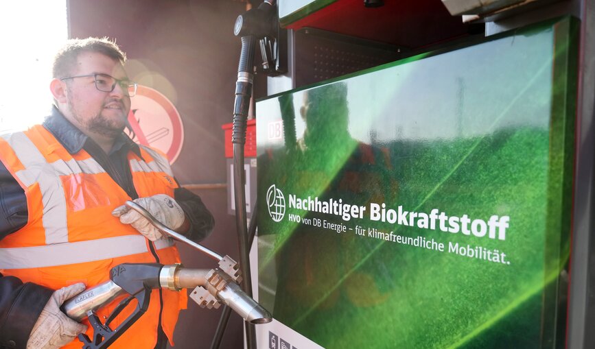 Mann bedient DB Biokraftstoff Tanksäule