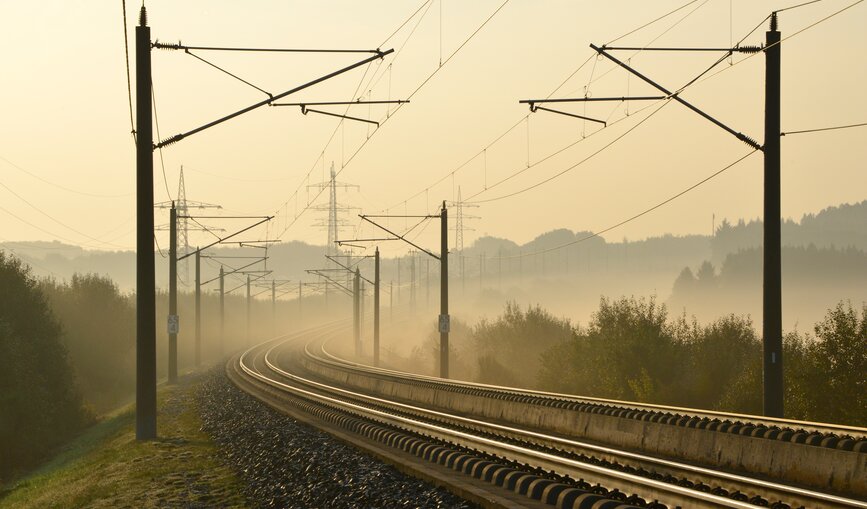 Bahnstrecke im Nebel