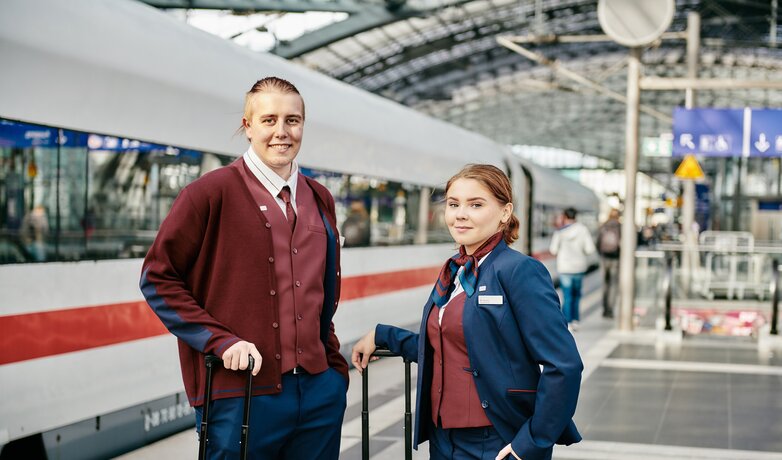 Zwei junge Mitarbeitende am Bahnhof | © Deutsche Bahn AG / Dominic Dupont