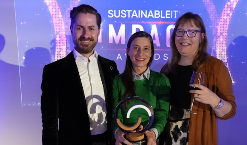 Die Preistraeger der Deutschen Bahn auf der Buehne mit dem SustainableIT Impact award