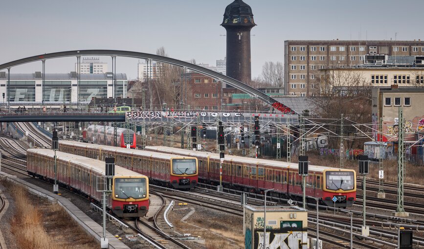Drei S-Bahnen fahren in Berlin