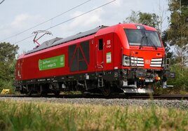 neue Hybridlok von Siemens Mobility auf den Schienen