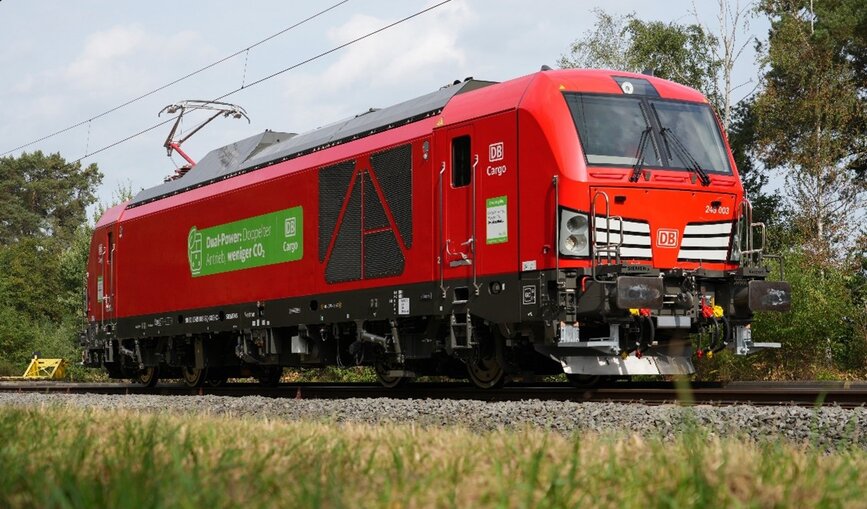 neue Hybridlok von Siemens Mobility auf den Schienen