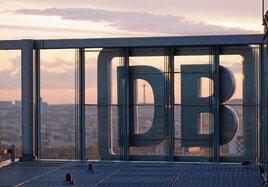 DB Logo im Sonnenuntergang