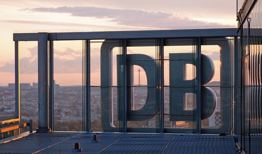DB Logo im Sonnenuntergang
