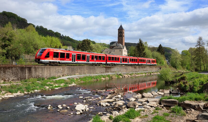 Regionalbahn fährt entlang der Eifelstrecke