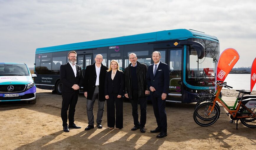 Verkehrsminister Claus Ruhe Madsen mit den Landräten Dr. Rolf-Oliver Schwemer und Dr. Wolfgang Buschmann und DB-Vorständin für Regionalverkehr Evelyn Palla trafen sich zum Projektstart