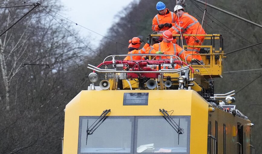 Bauarbeiten zur Elektrifizierung einer Bahnstrecke