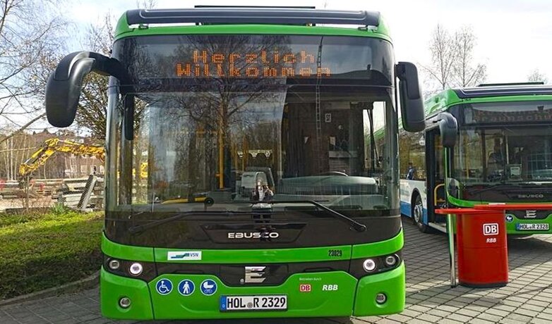 Ein grüner Elektrobus mit "herzlich Willkommen" auf der Anzeige | © Regionalbus Braunschweig
