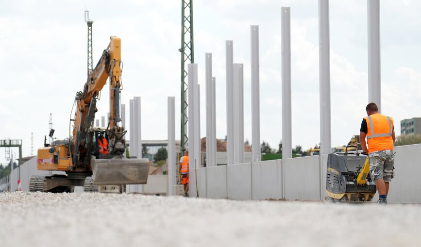 Bauarbeiten zur Errichtung einer Schallschutzwand