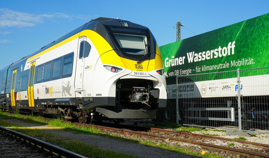 Ein Regionalzug steht vor den Innovationshub in Tübingen