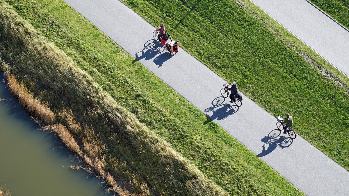 Ein Radfahrer nutzt die DB Rad+ App  | © Deutsche Bahn AG / Volker Emersleben